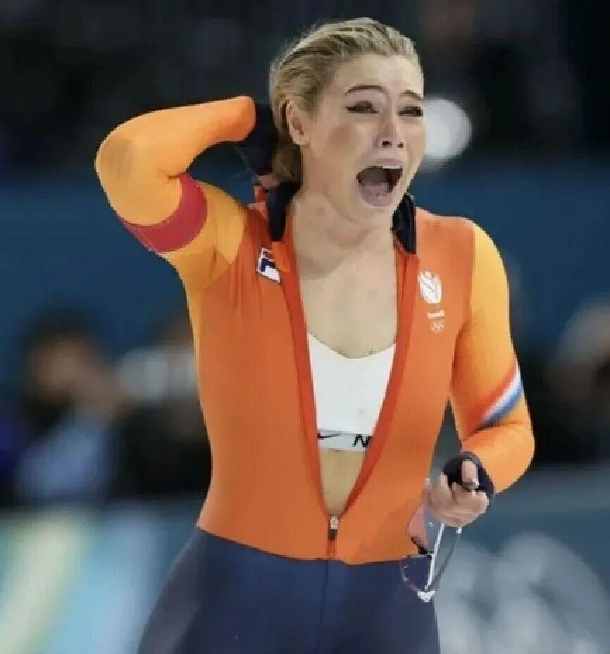 奥运冠军“拉拉链露胸”，耐克绷不住了！